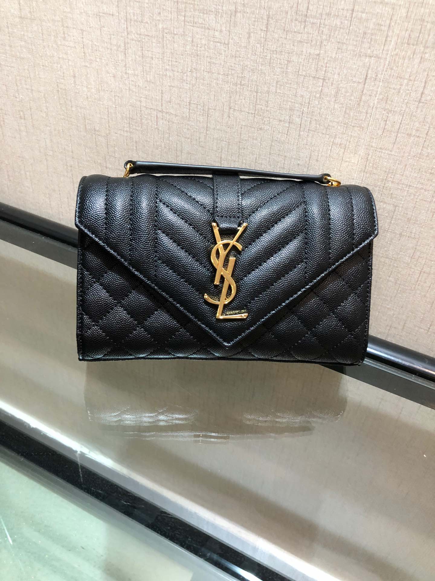 Y51 envelope small bag in grained leather black 600195 21 x 13 x 6 cm