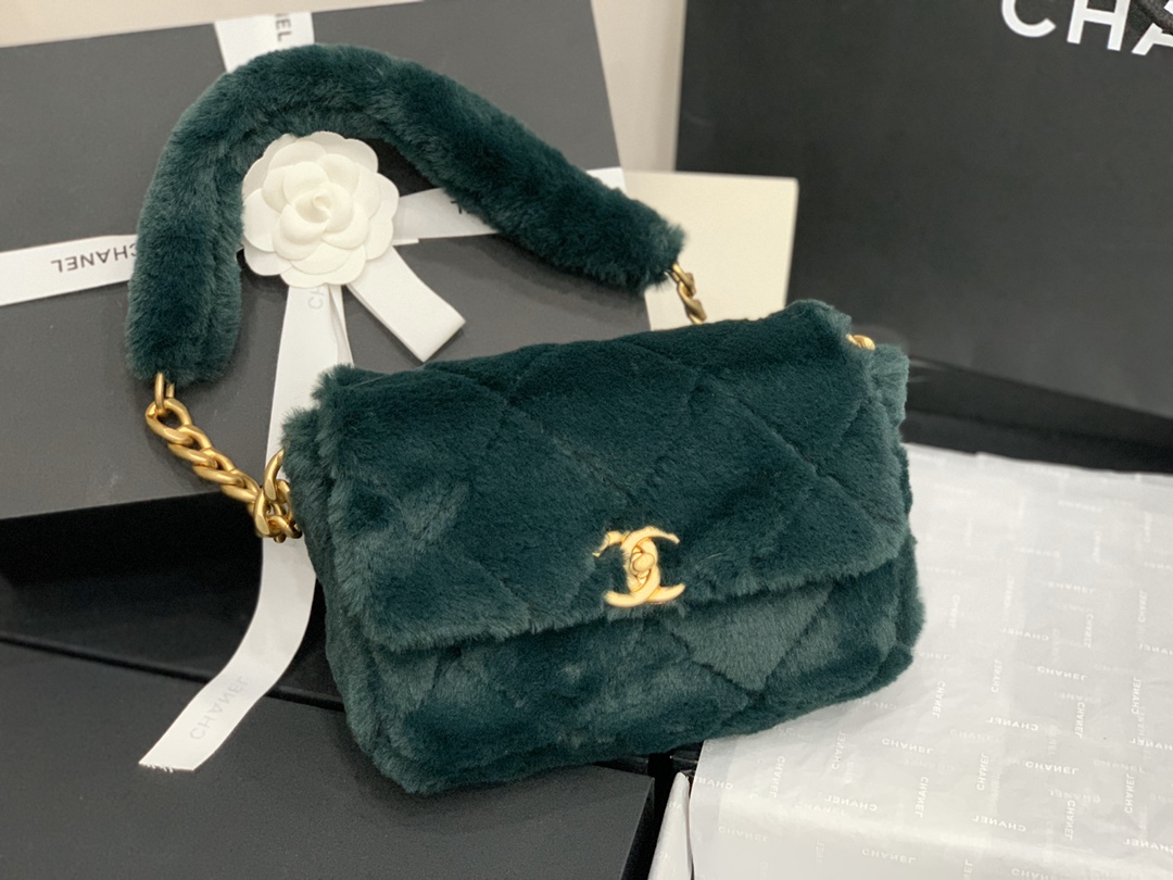 Ch**el shearling lambskin flap bag golden metal green as2240 15.5 x 21.5 x 6.5 cm