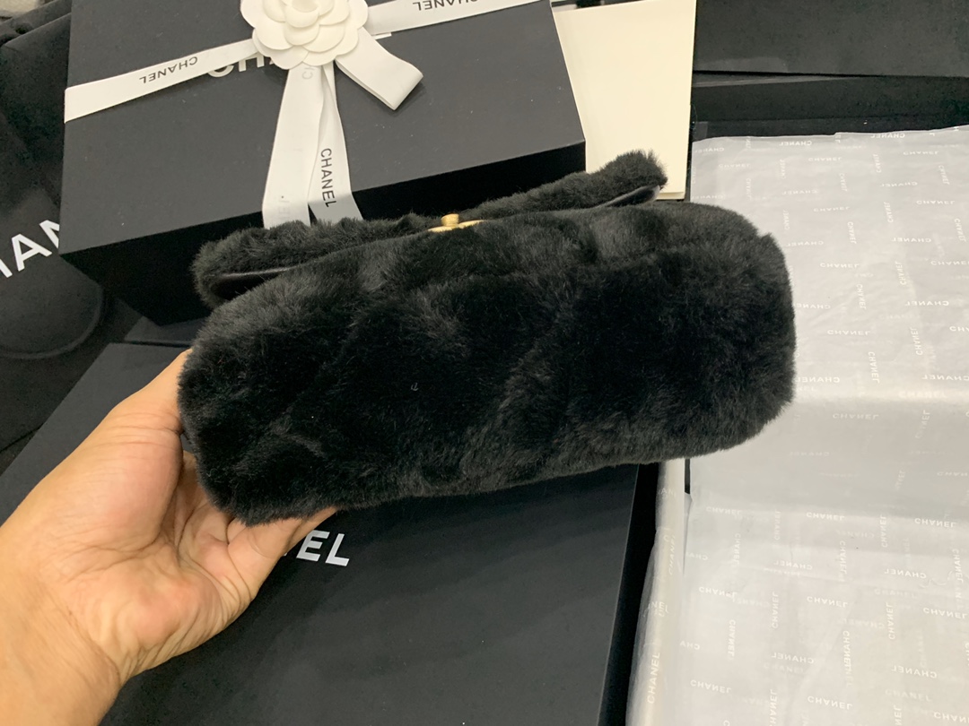 Ch**el shearling lambskin flap bag golden metal black as2240 15.5 x 21.5 x 6.5 cm