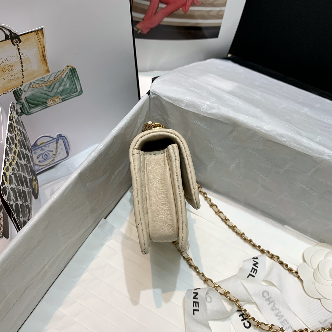 Ch**el mini retro flap button bag in leather white 13.5 x 9 x 4 cm