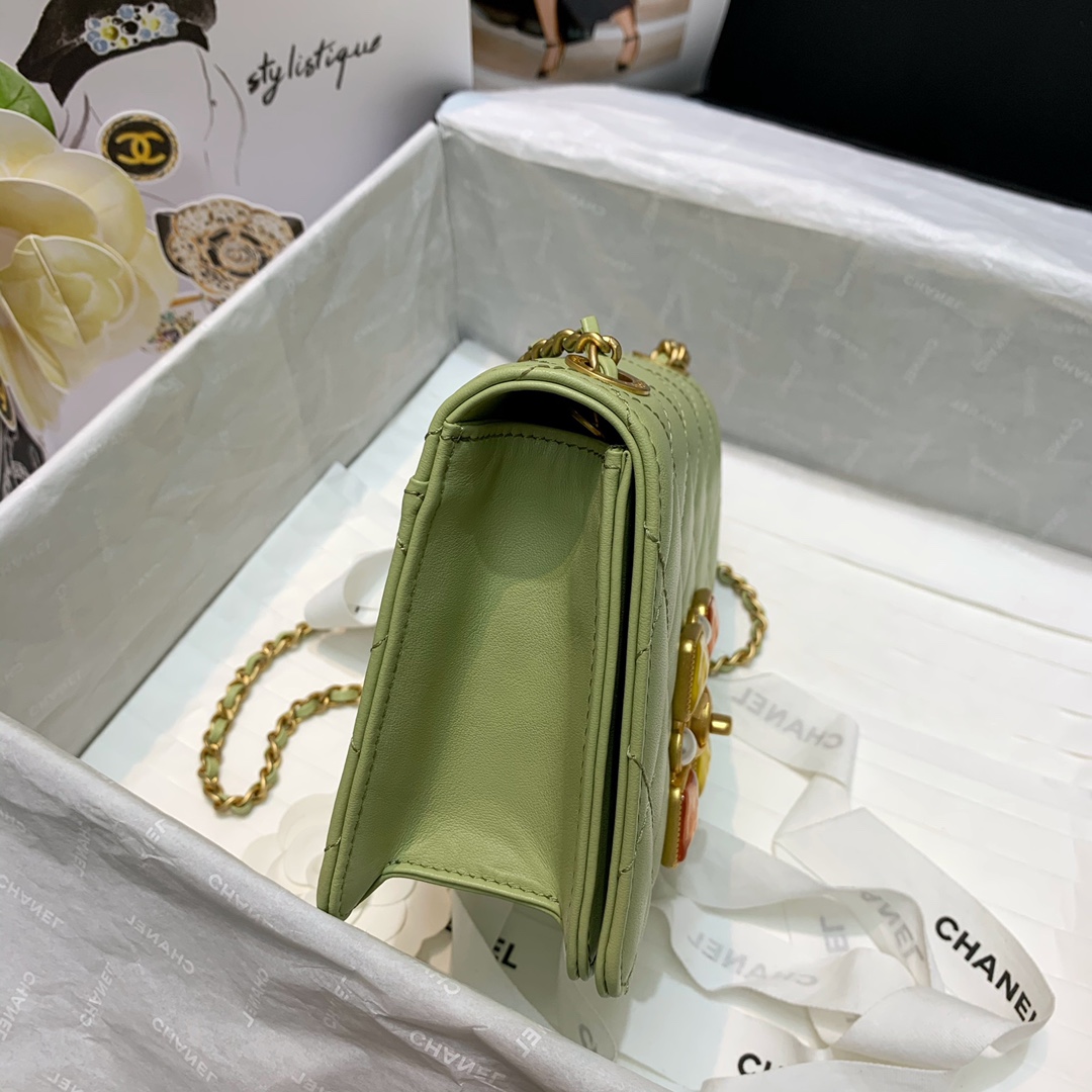 Ch**el calfskin crystal pearls flap bag mint as2259 18 x 12 x 7 cm