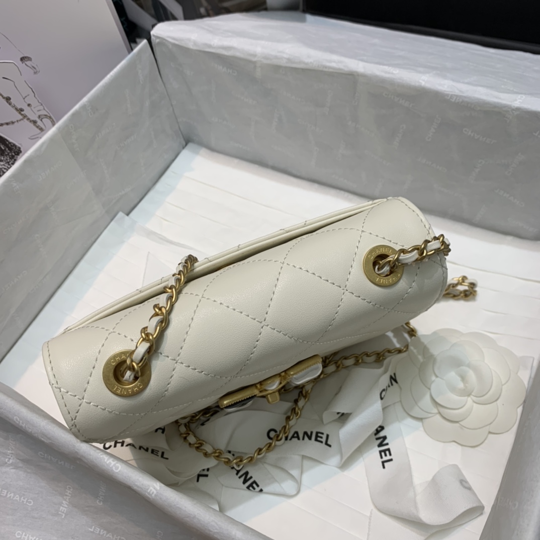 Ch**el calfskin crystal pearls flap bag white as2259 18 x 12 x 7 cm