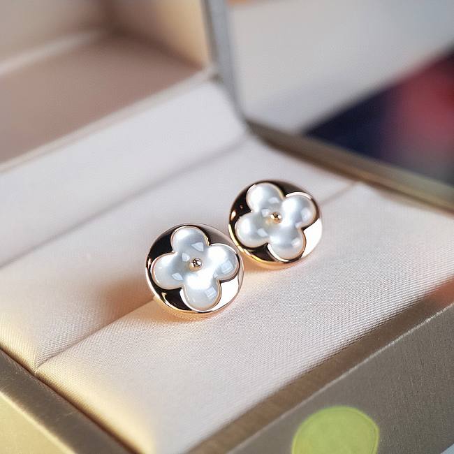 l0vis Vvtt0n earings 01