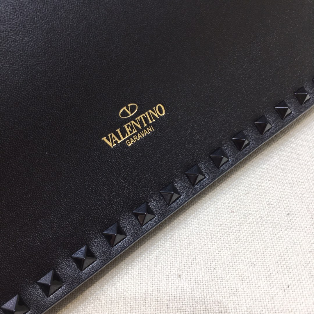 Va1e*ntin0 garavani rockstud clutch with hand holder black metal 28 cm