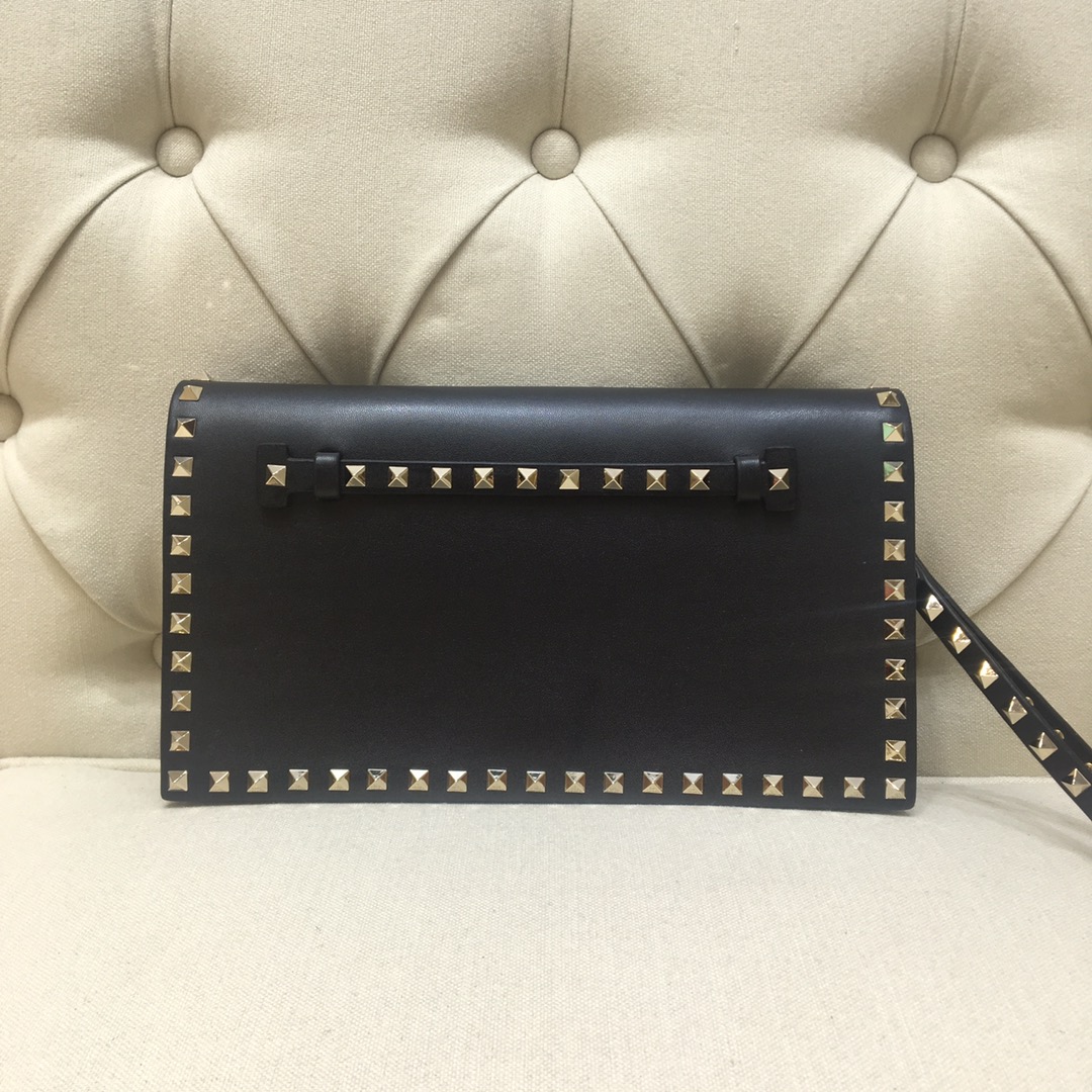 Va1e*ntin0 garavani rockstud clutch with hand holder black 28 cm