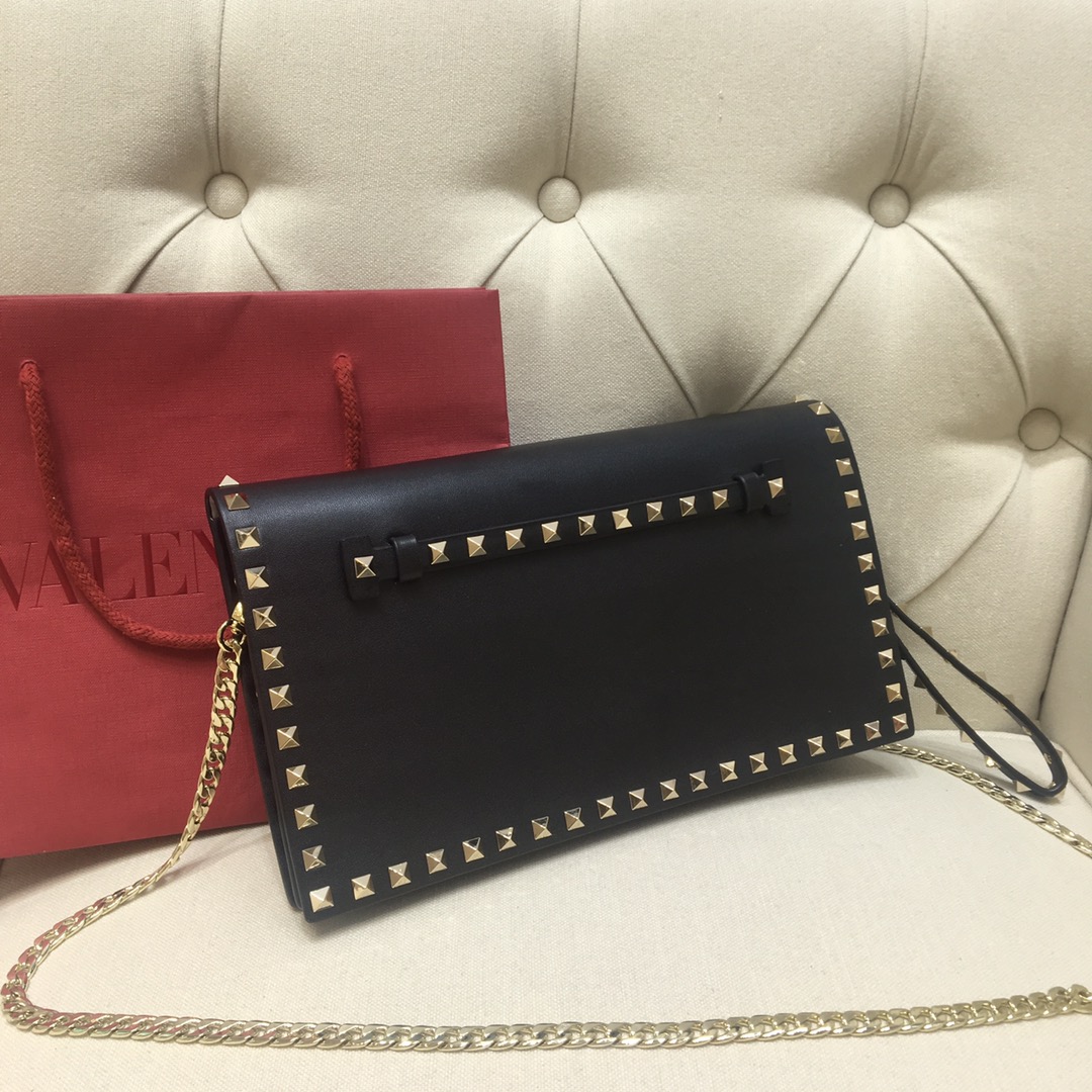 Va1e*ntin0 garavani rockstud clutch with hand holder black 28 cm