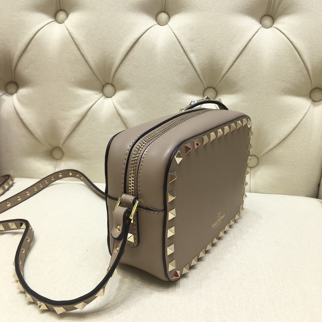Va1e*ntin0 small rockstud grainy leather crossobody bag beige vw2b0809 18 x 6 x 12 cm
