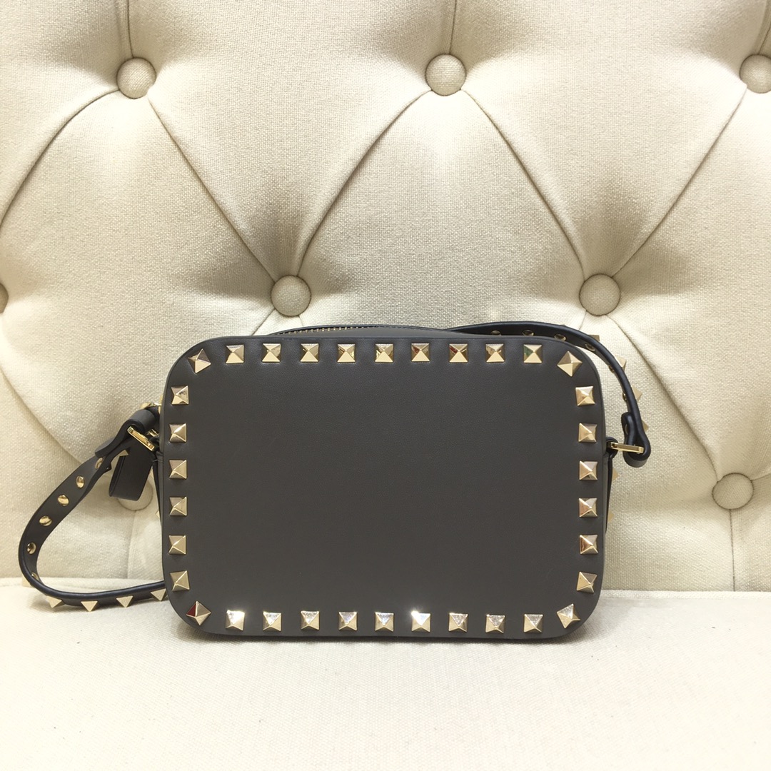 Va1e*ntin0 small rockstud grainy leather crossobody bag gray vw2b0809 18 x 6 x 12 cm