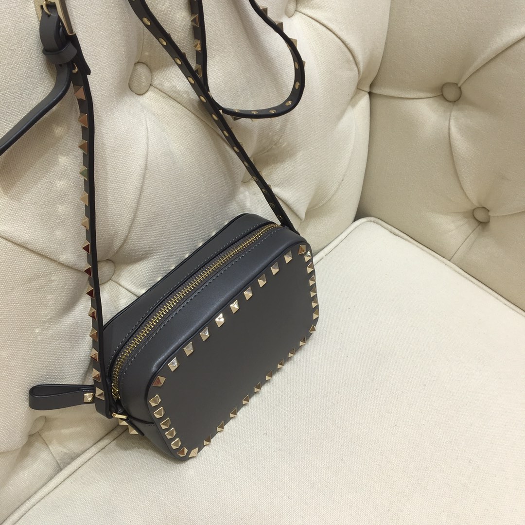 Va1e*ntin0 small rockstud grainy leather crossobody bag gray vw2b0809 18 x 6 x 12 cm