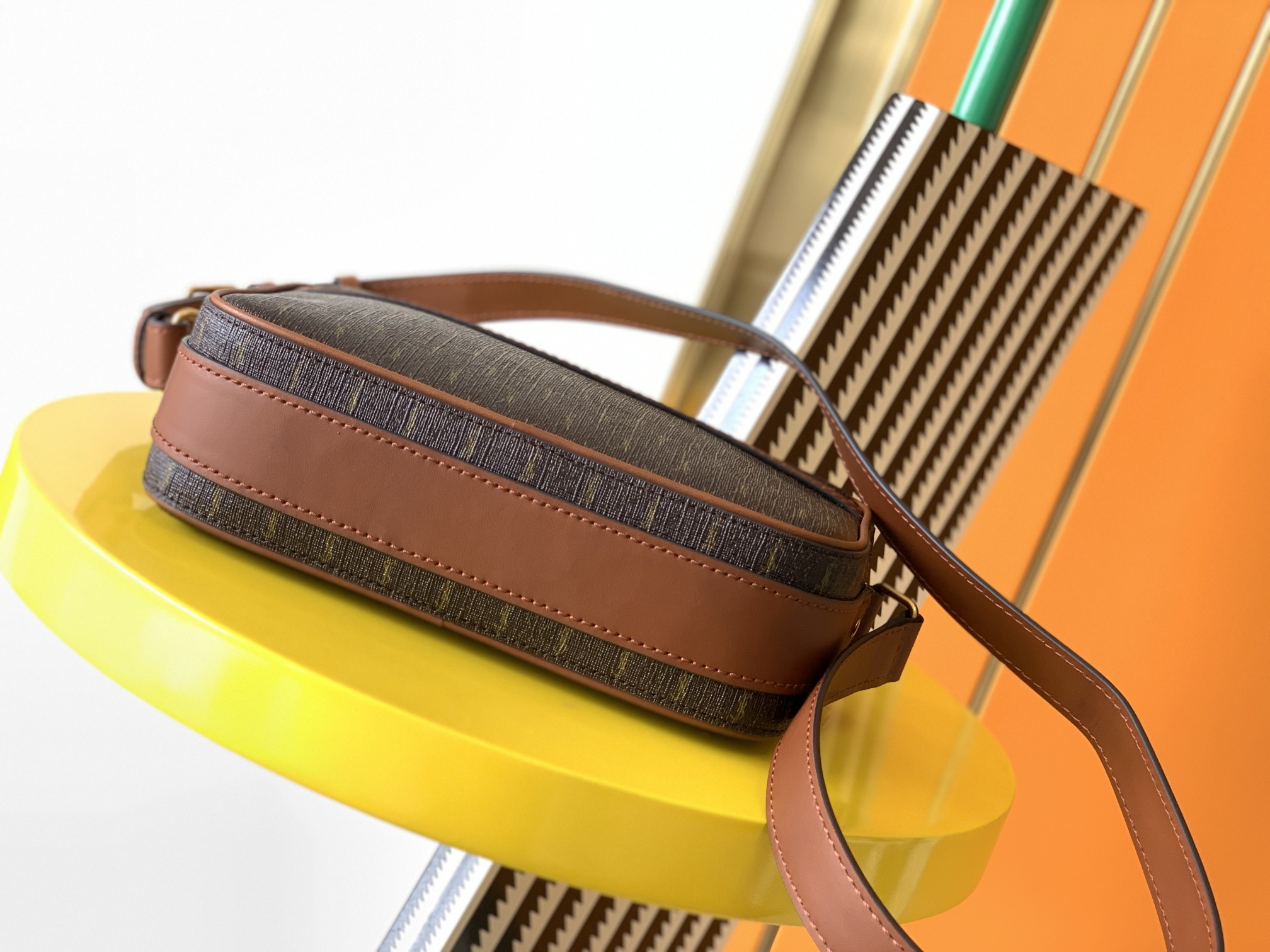 Y51 le monogramme camera bag in monogram canvas and smooth leather 6699572 21.5 x 15 x 7 cm