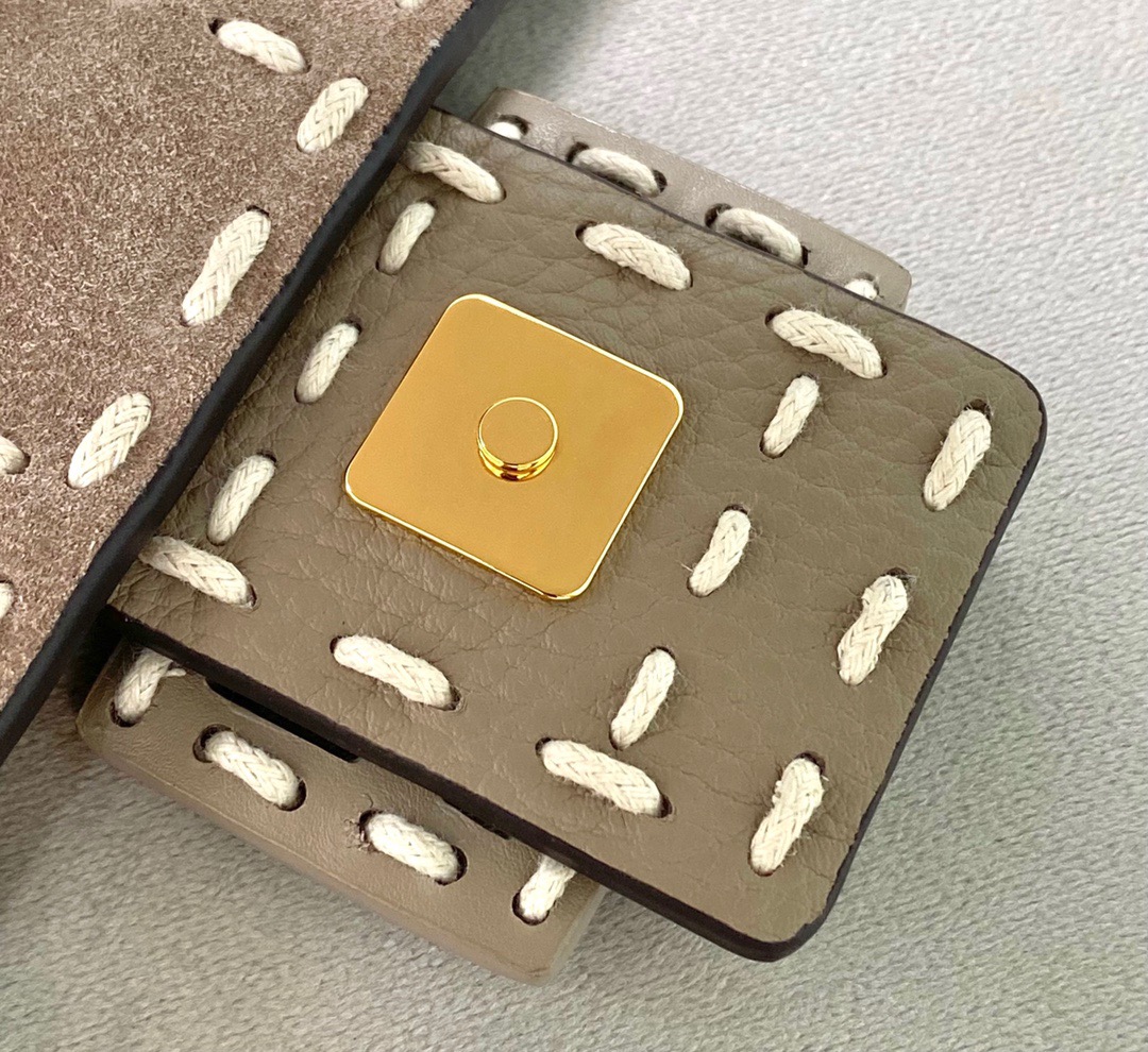 F**di baguette gray full grain leather 8br600ah95f 27 x 15 x 6 cm