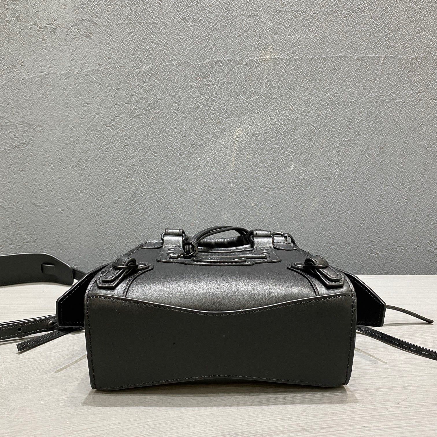 Ba1en*iaga mini neo classic top handle bag full black 63852411r57 22 x 14 x 11 cm