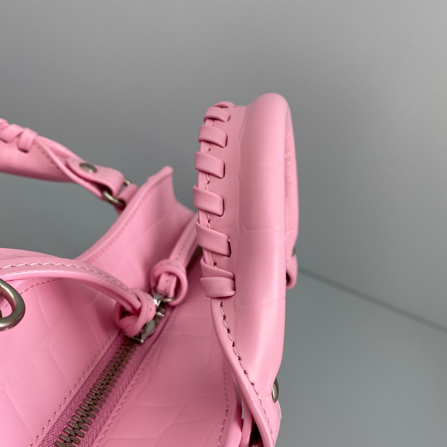 Ba1en*iaga small neo classic top handle bag crocodile leather pink 63852115v67 33 x 21 x 16 cm