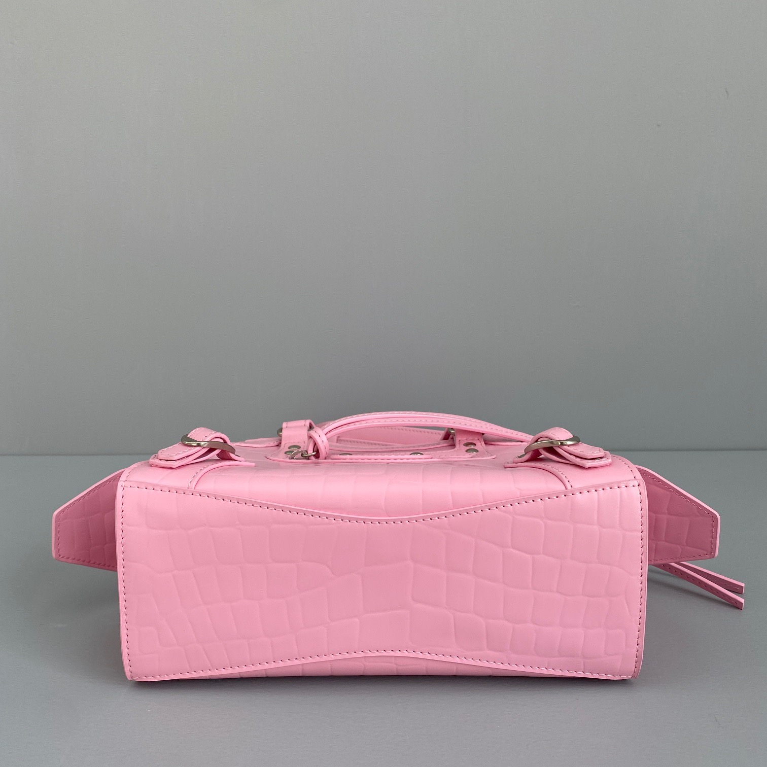 Ba1en*iaga small neo classic top handle bag crocodile leather pink 63852115v67 33 x 21 x 16 cm