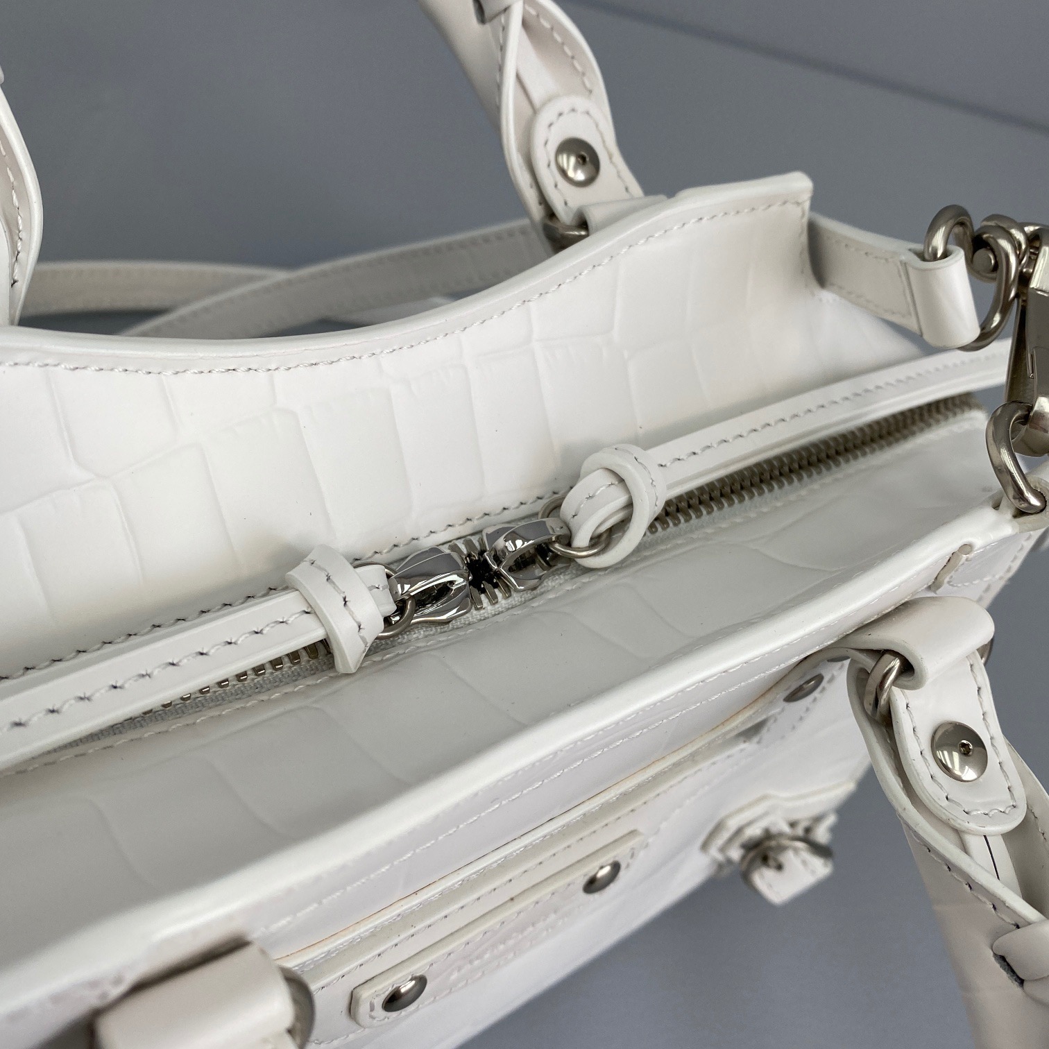 Ba1en*iaga small neo classic top handle bag crocodile leather white 63852115v67 33 x 21 x 16 cm