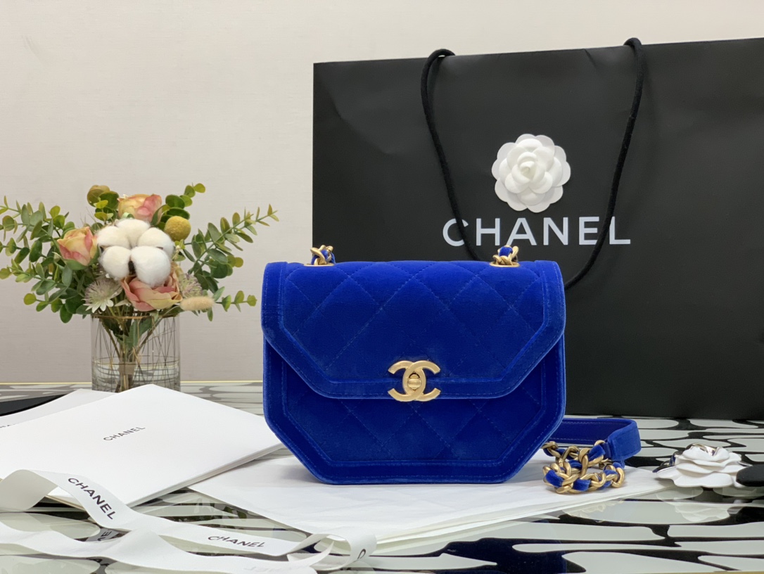 Ch**el mini flap bag velvet & gold-tone metal blue as2597 19 x 15 x 6 cm