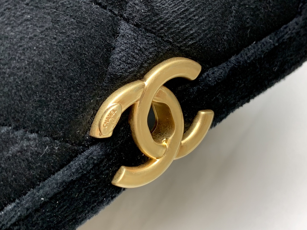 Ch**el mini flap bag velvet & gold-tone metal black as2597 19 x 15 x 6 cm