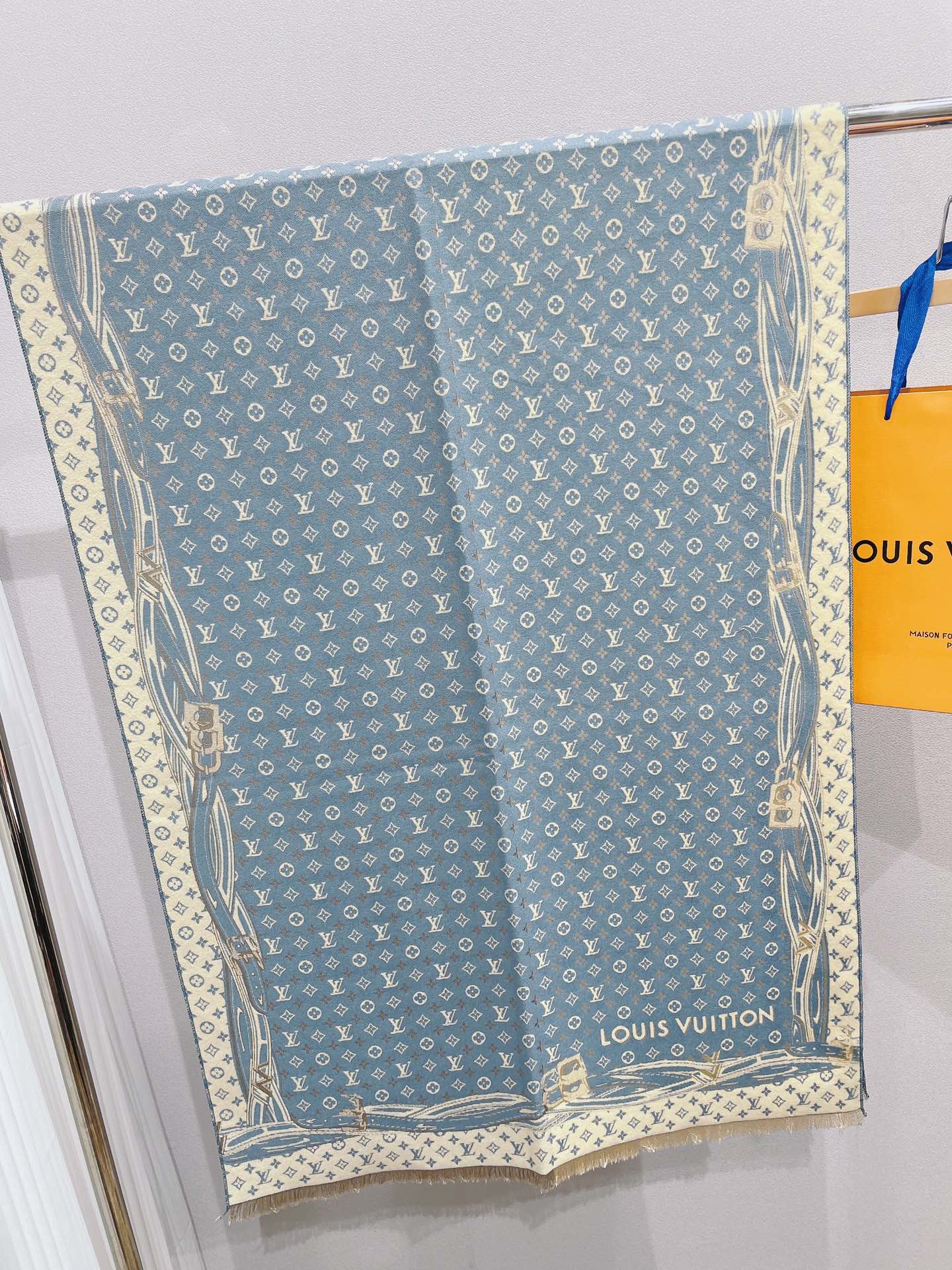 l0vis Vvtt0n scarf 03