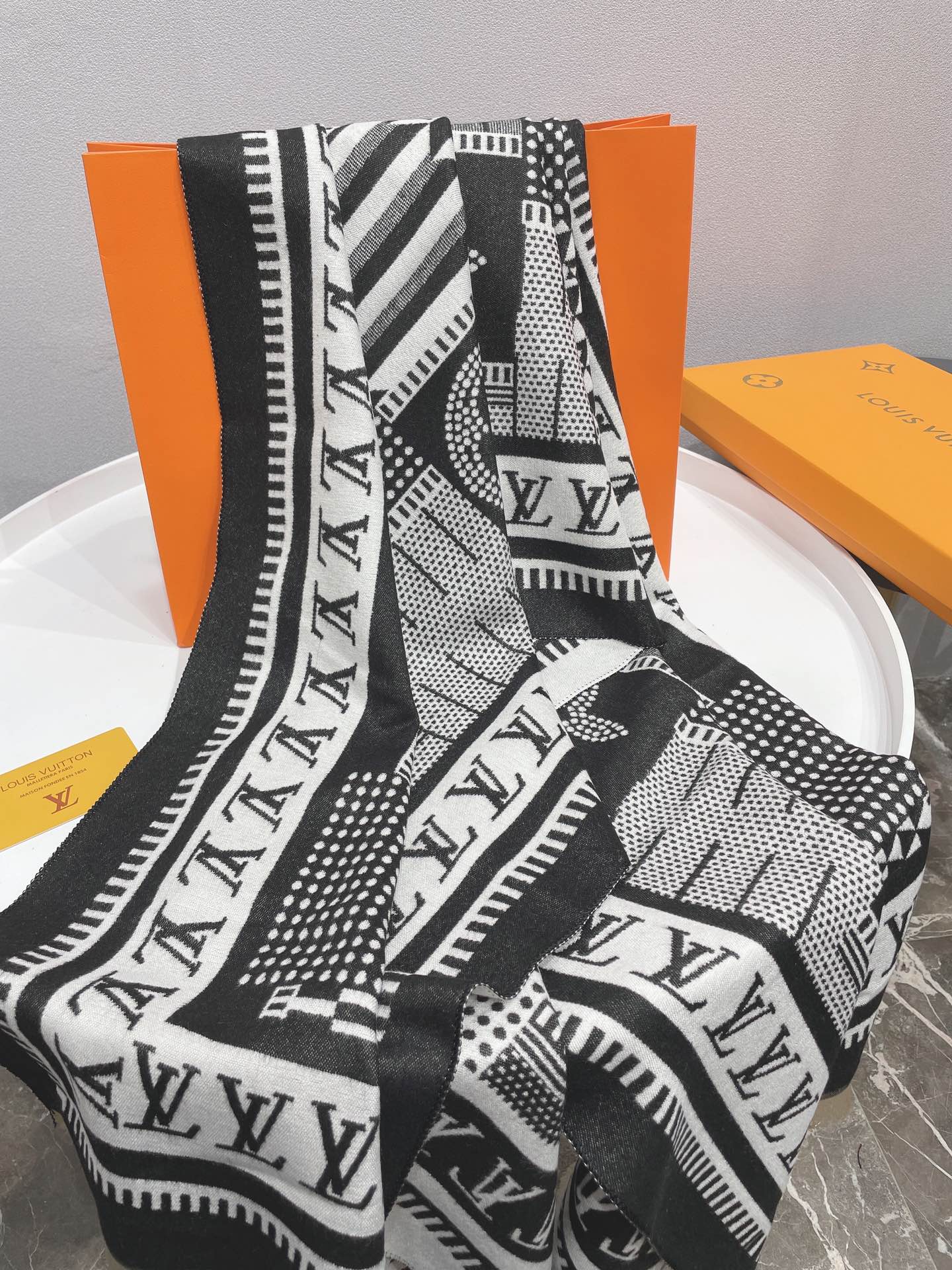 l0vis Vvtt0n scarf 07