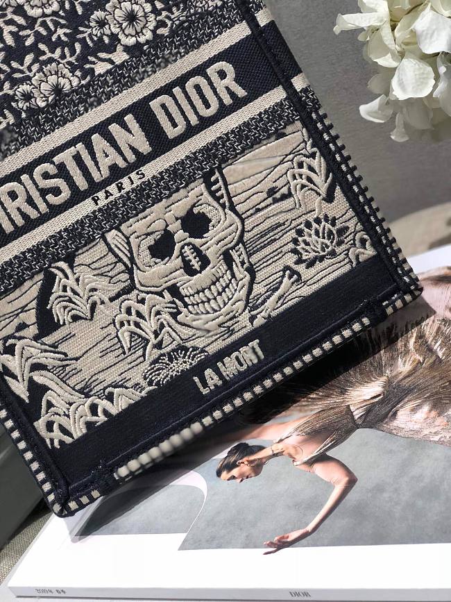 D10r vertical book tote embroidery 01 20 x 26 x 10 cm