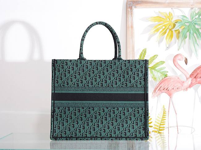 D10r book tote green oblique embroidery 41cm