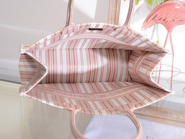 D10r book tote pink check