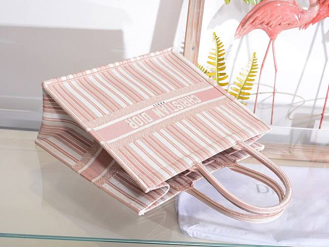 D10r book tote pink check