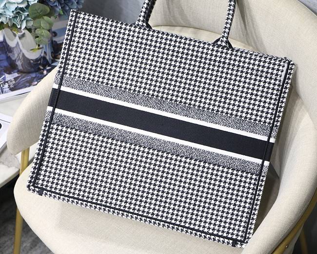 D10r book tote black and white houndstooth embroidery 41cm