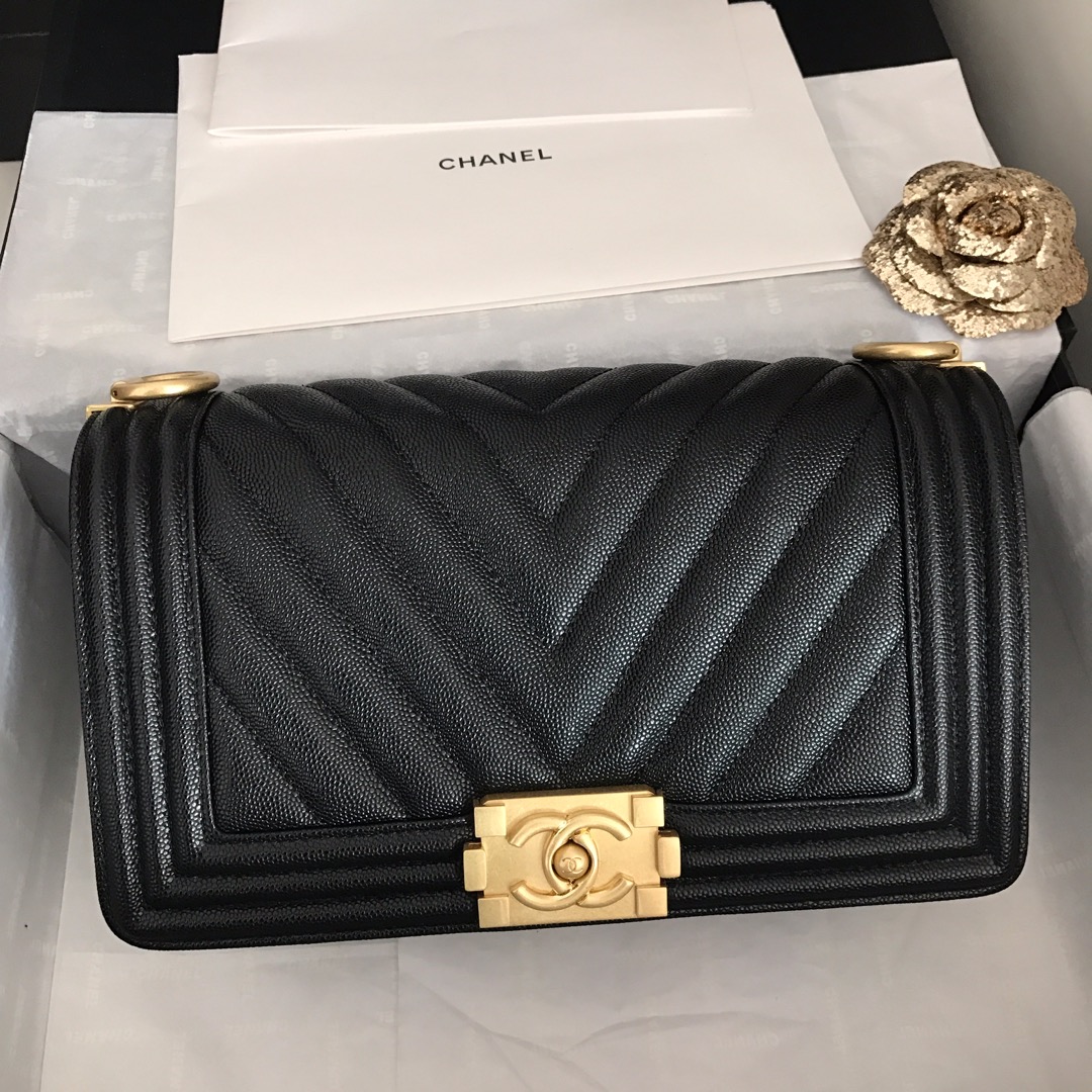 Ch**el medium boy bag chevron gold-tone metal grained leather black a67086 25cm