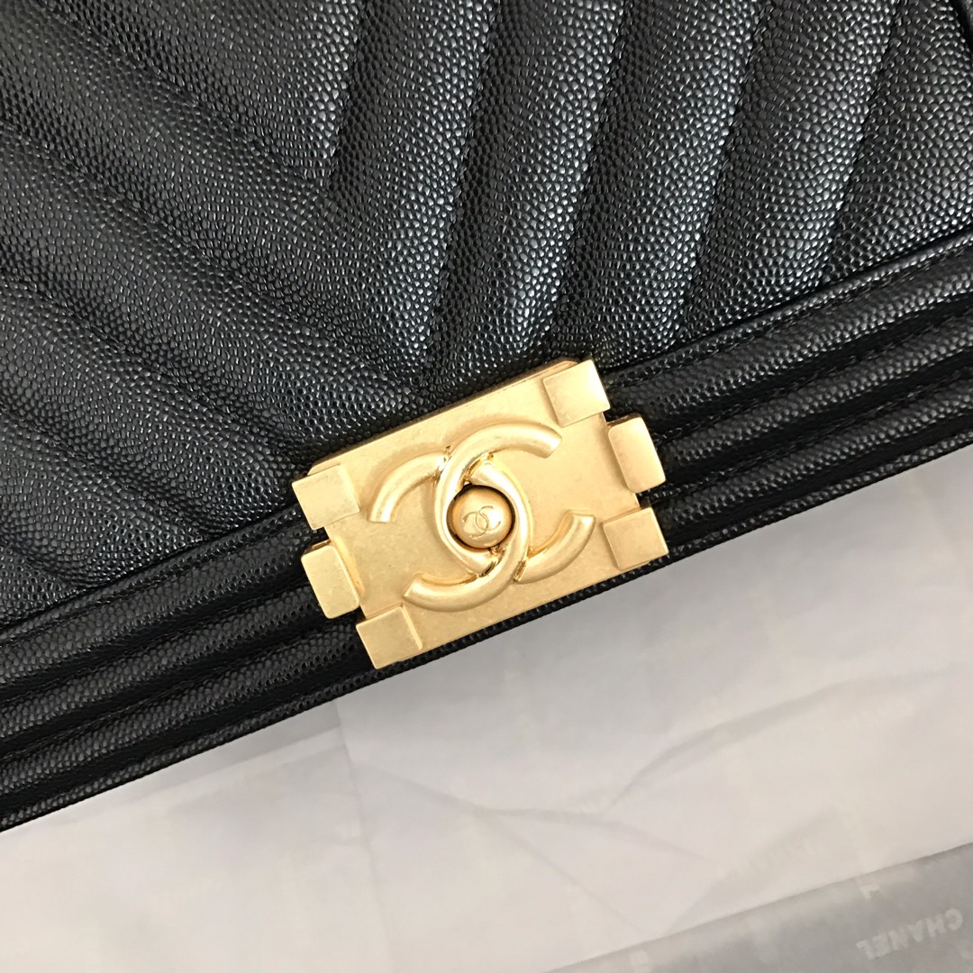 Ch**el medium boy bag chevron gold-tone metal grained leather black a67086 25cm