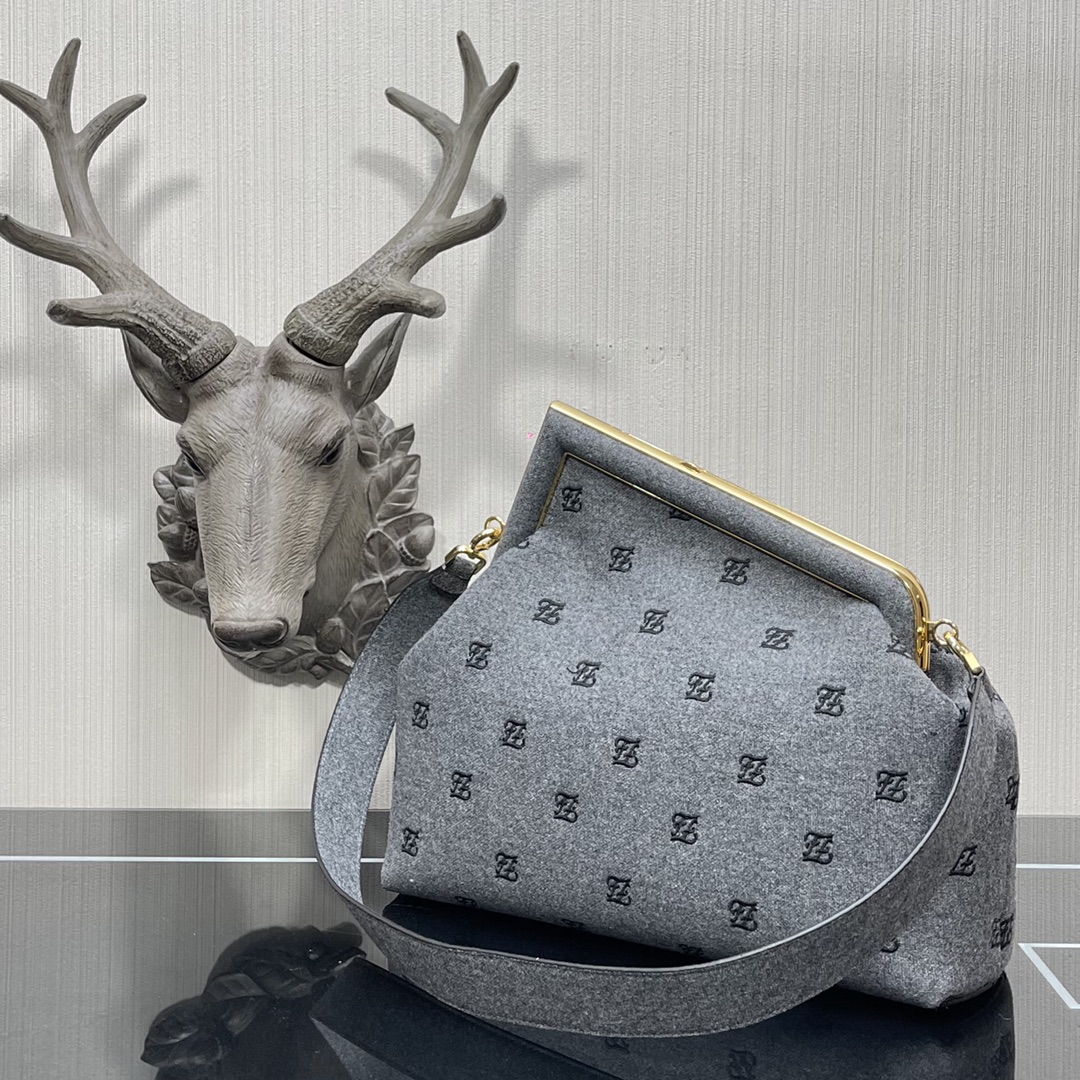 F**di medium first flannel gray 8bp127 32.5 x 15 x 23.5 cm