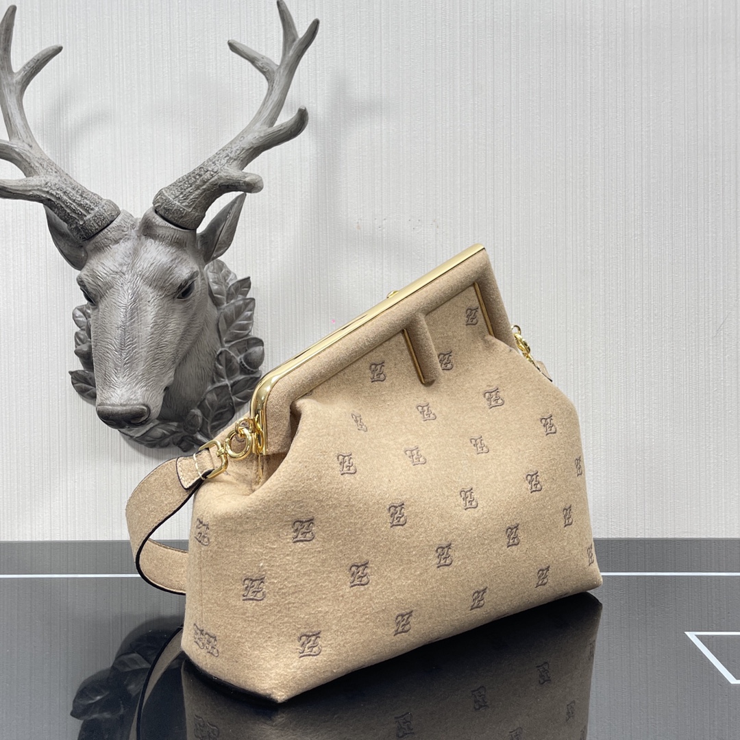 F**di medium first flannel beige 8bp127 32.5 x 15 x 23.5 cm