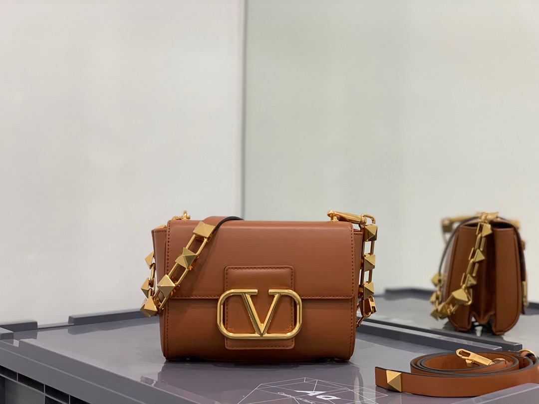 Va1e*ntin0 stud sign grainy leather shoulder bag brown xw2b0j96cpd0no 20 x 15 x 7 cm