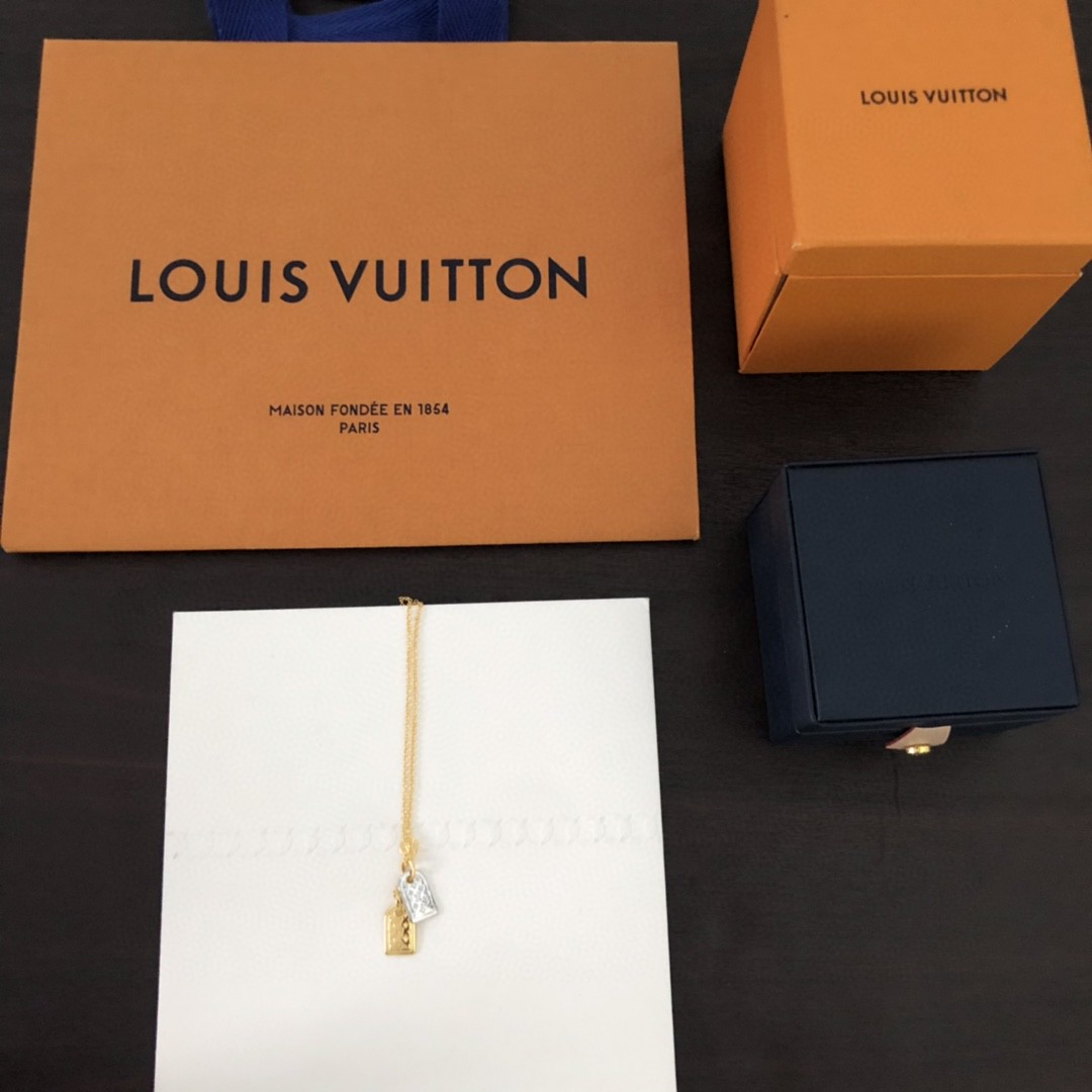 l0vis Vvtt0n necklace 01