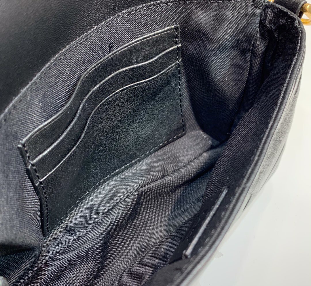 F**di small nappla leather black 8bs017 18 x 4 x 11 cm