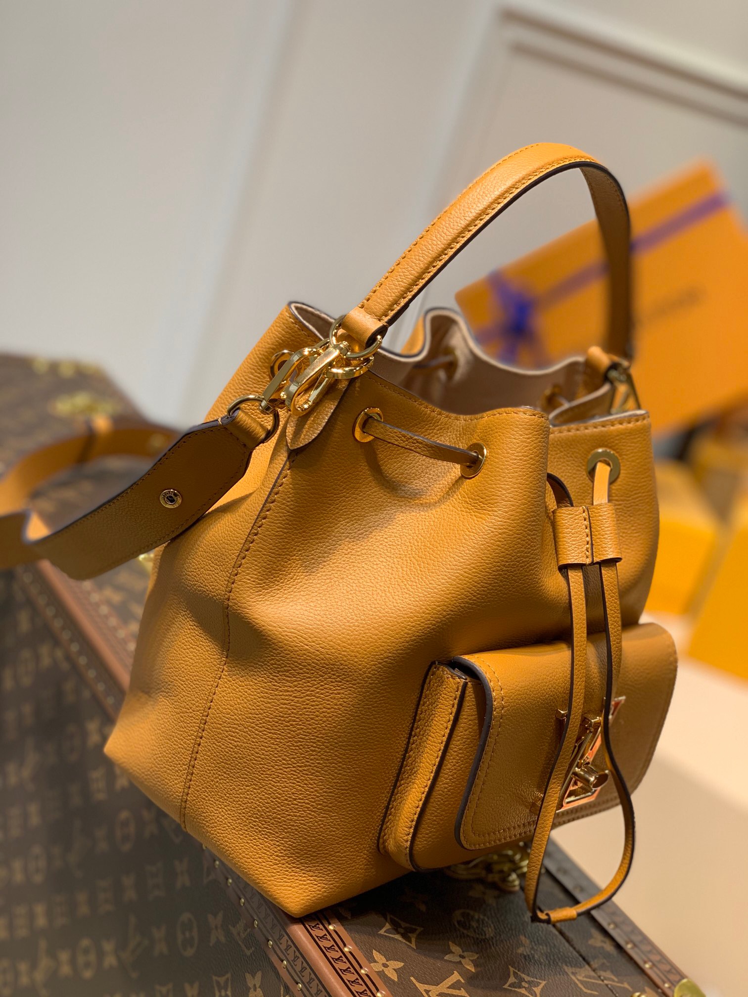 l0vis Vvtt0n lockme bucket bag brown m57689 20 x 22 x 13 cm