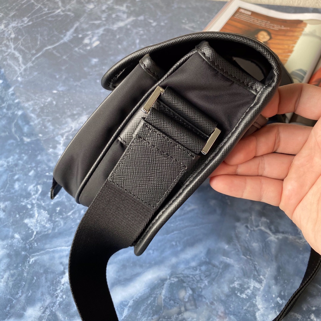 Pra*a re-nylon/saffiano leather shoulder bag black/red 2vd034 16 x 22 x 8.5 cm