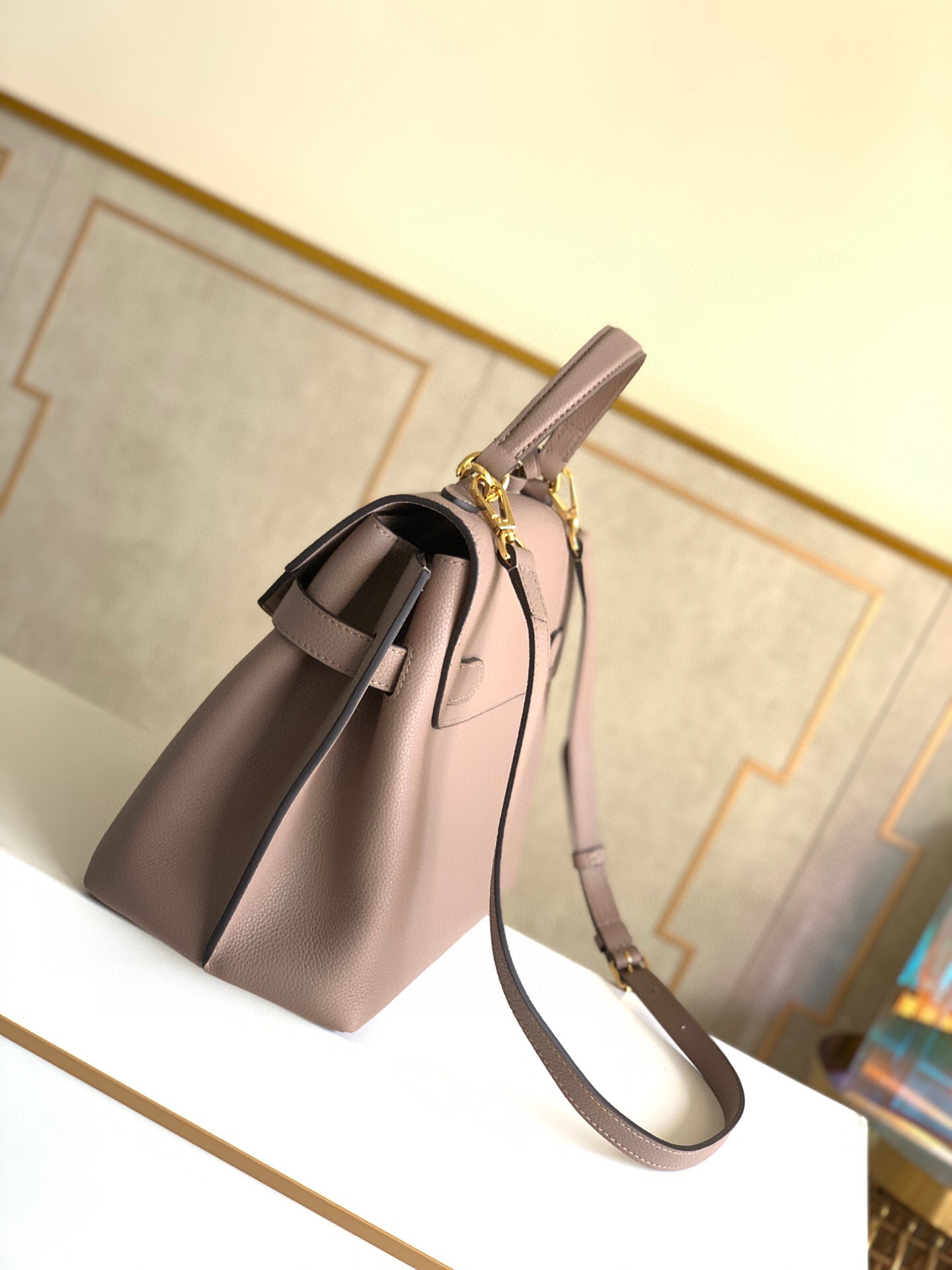 l0vis Vvtt0n lockme ever mm beige m56094 33.5 × 21.5 × 14.5 cm