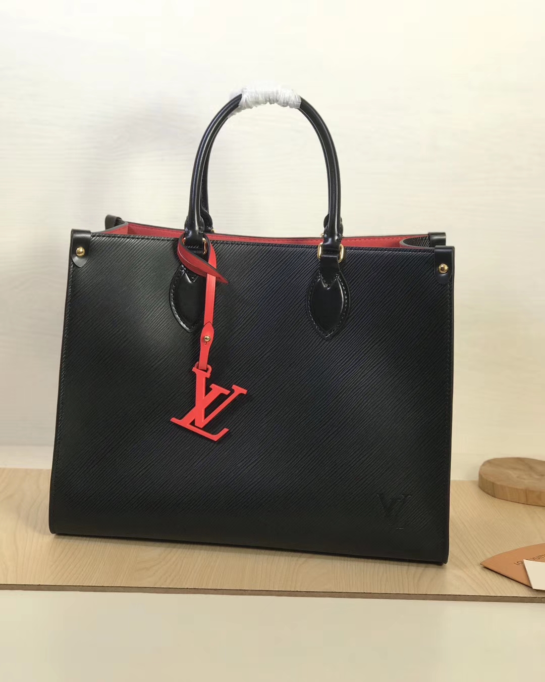 Onthego handbag contrast Pendant Black trumpet m56081 34cm