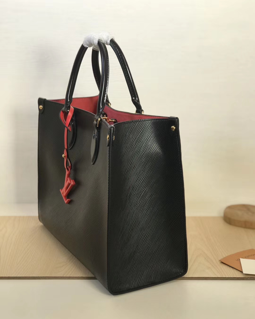 Onthego handbag contrast Pendant Black trumpet m56081 34cm