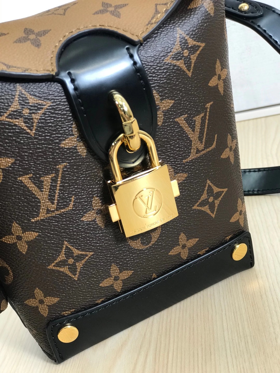 Box handbag old flower spell yellow flower trumpet 15cm