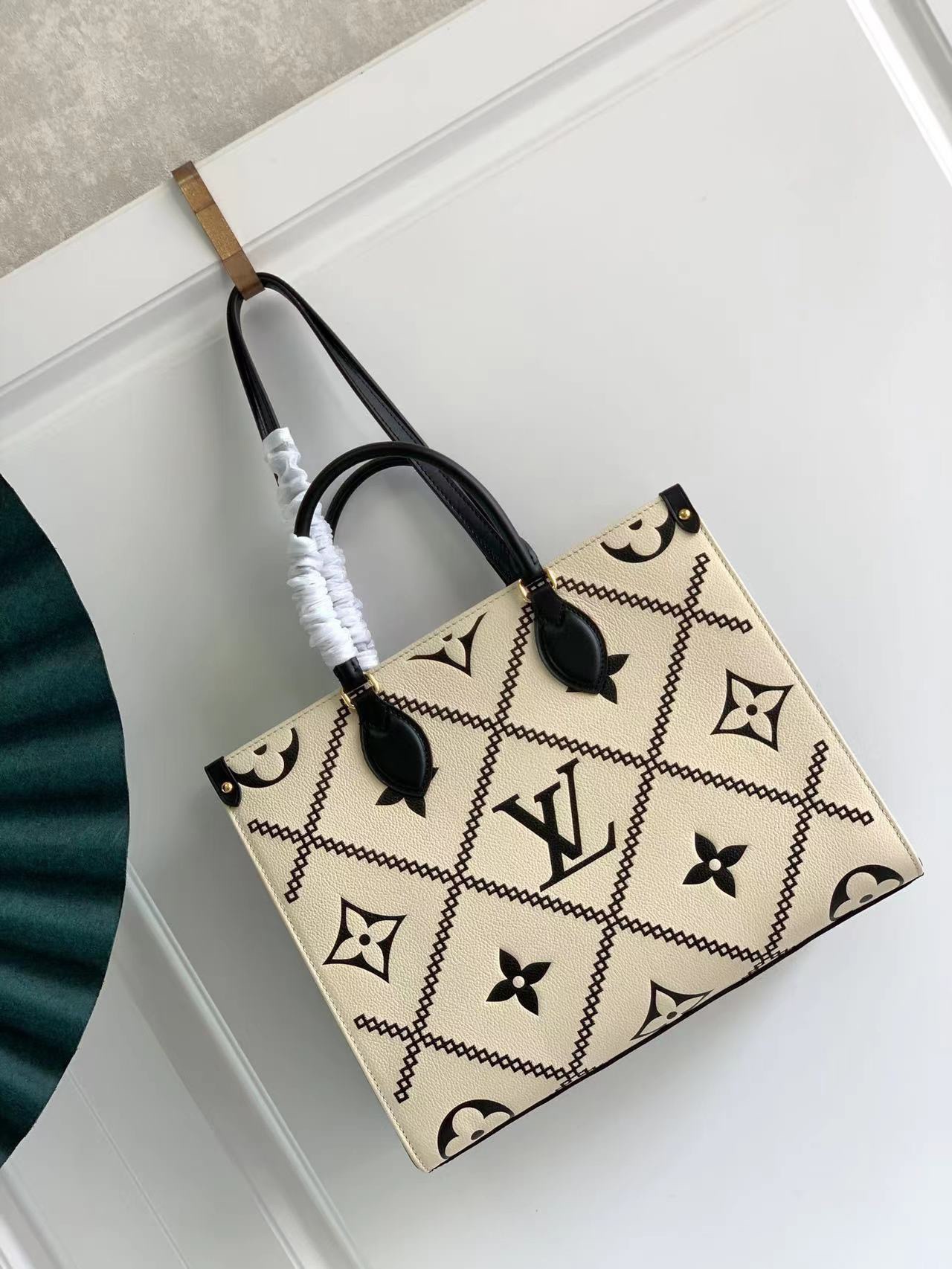 l0vis Vvtt0n onthego mm tote bag white m46015 35 cm