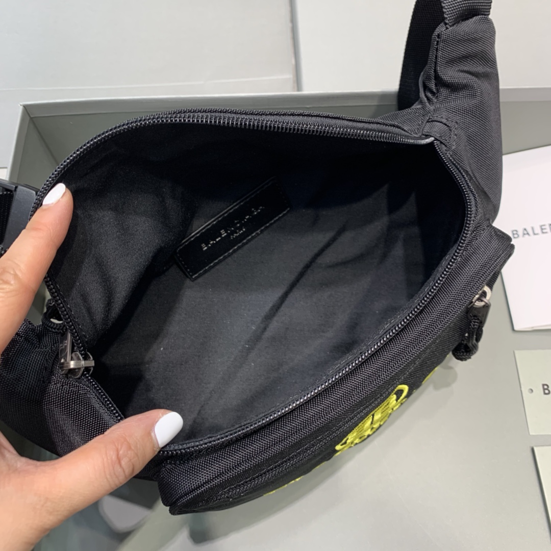 Ba1en*iaga canvas chest bag waist bagwhite 31cm 04