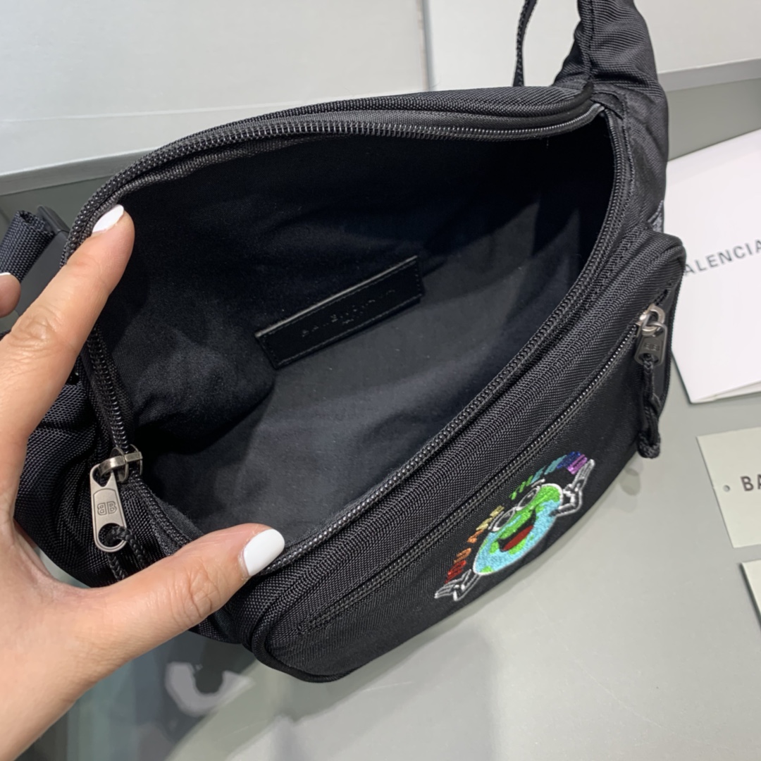 Ba1en*iaga canvas chest bag waist bagwhite 31cm 05