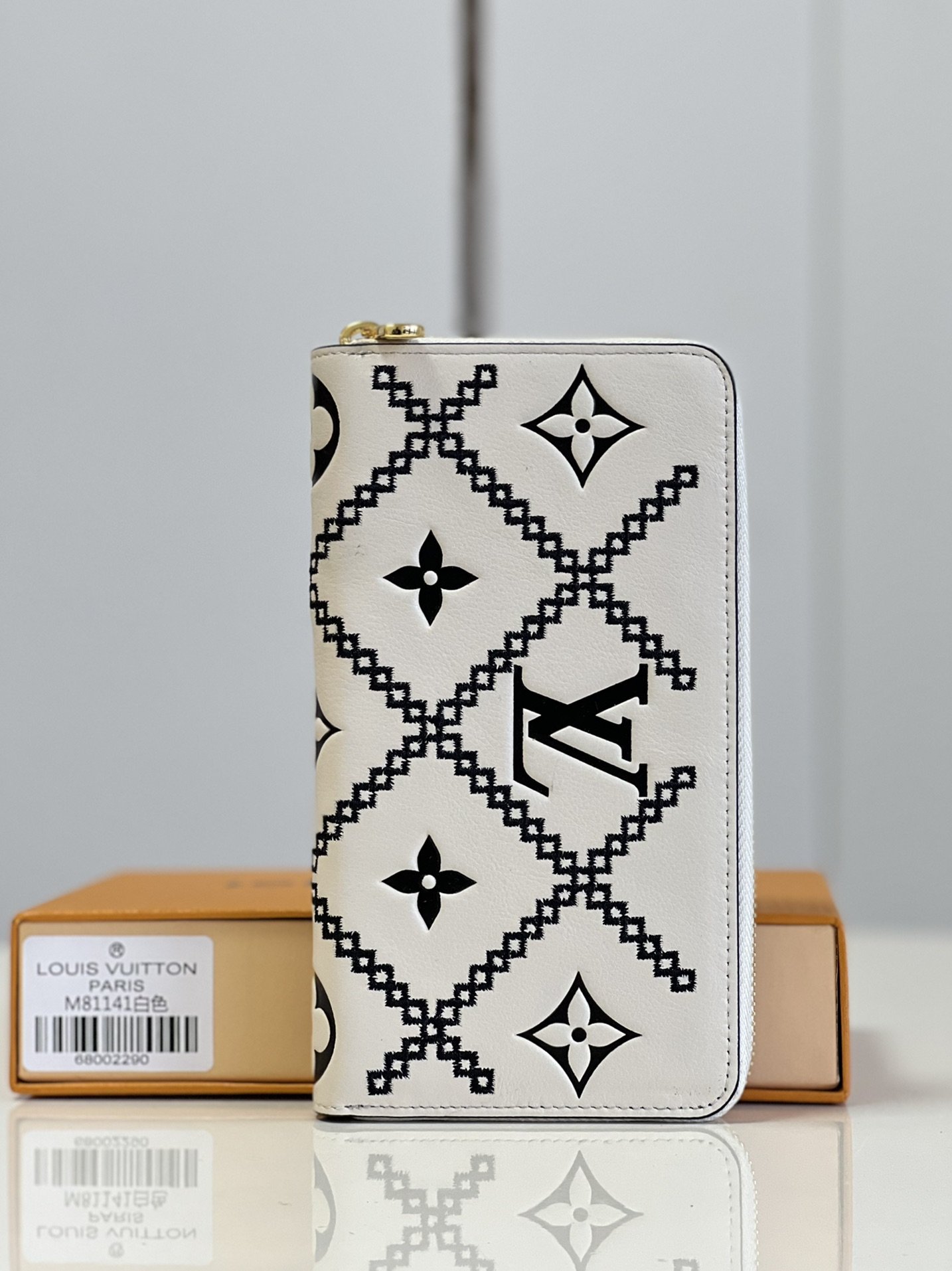 L-V M81141 Zippy Monogram Vernis white 19.5cm