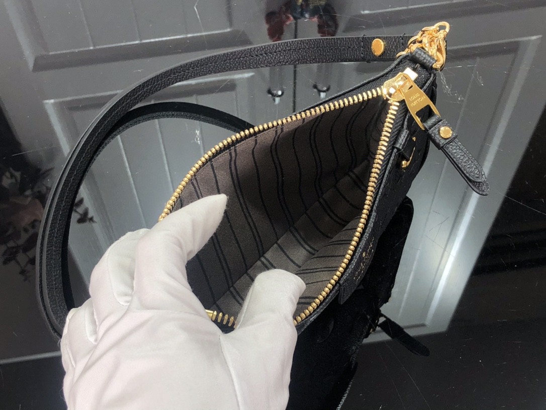 LV EASY POUCH ON STRAP M80356 19cm