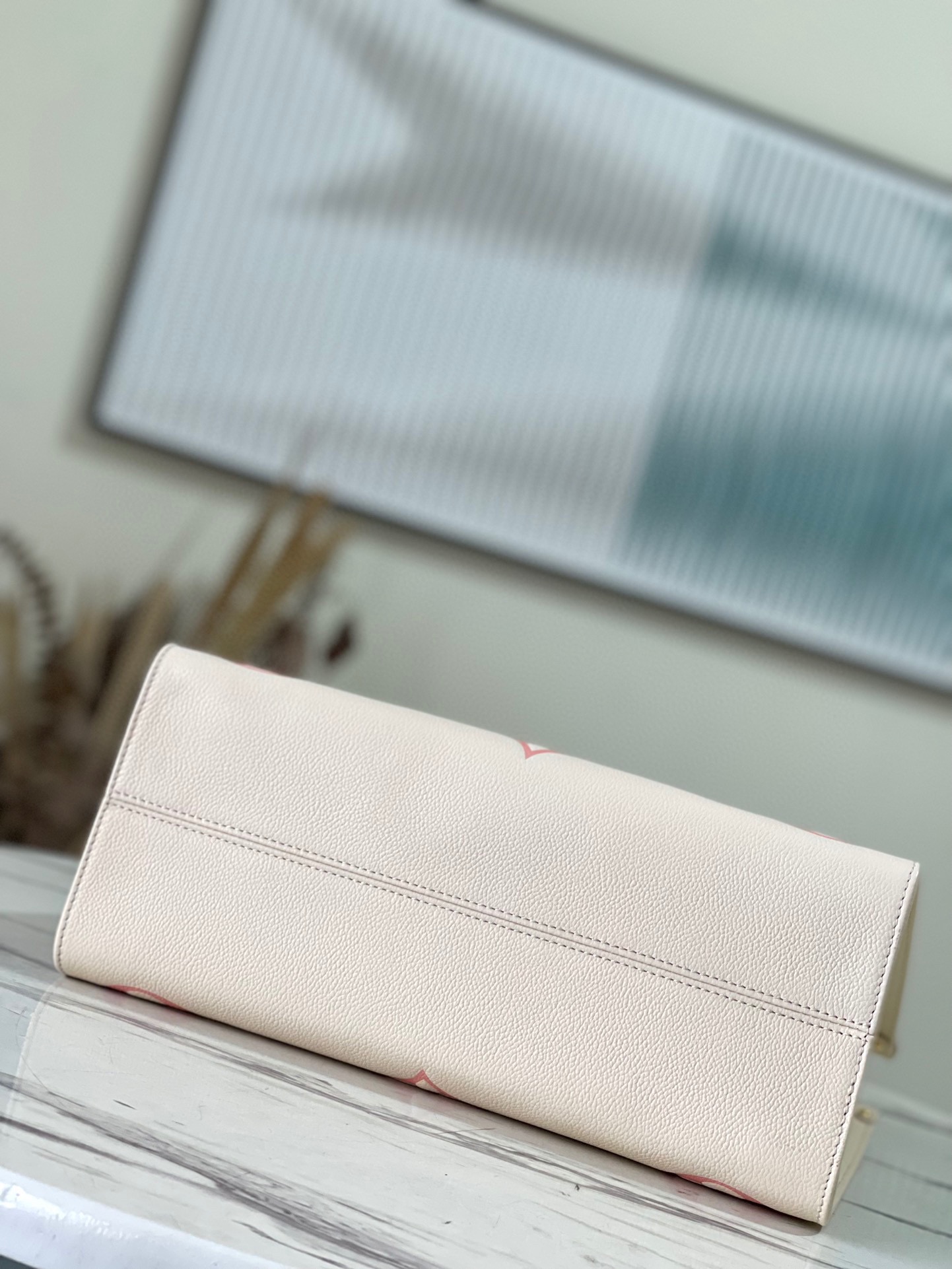 LV OnTheGo MM M45494 Crème Beige / Rose Trianon Pink - 35 x 27 x 14 cm