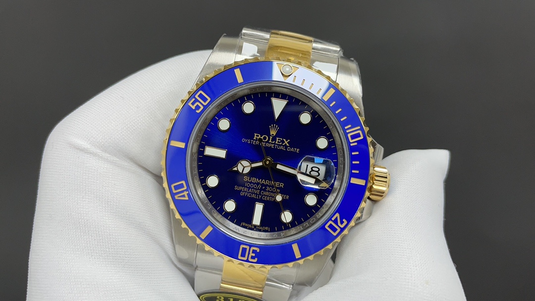 R01ex oyster perpetual submariner 40mm golden and blue