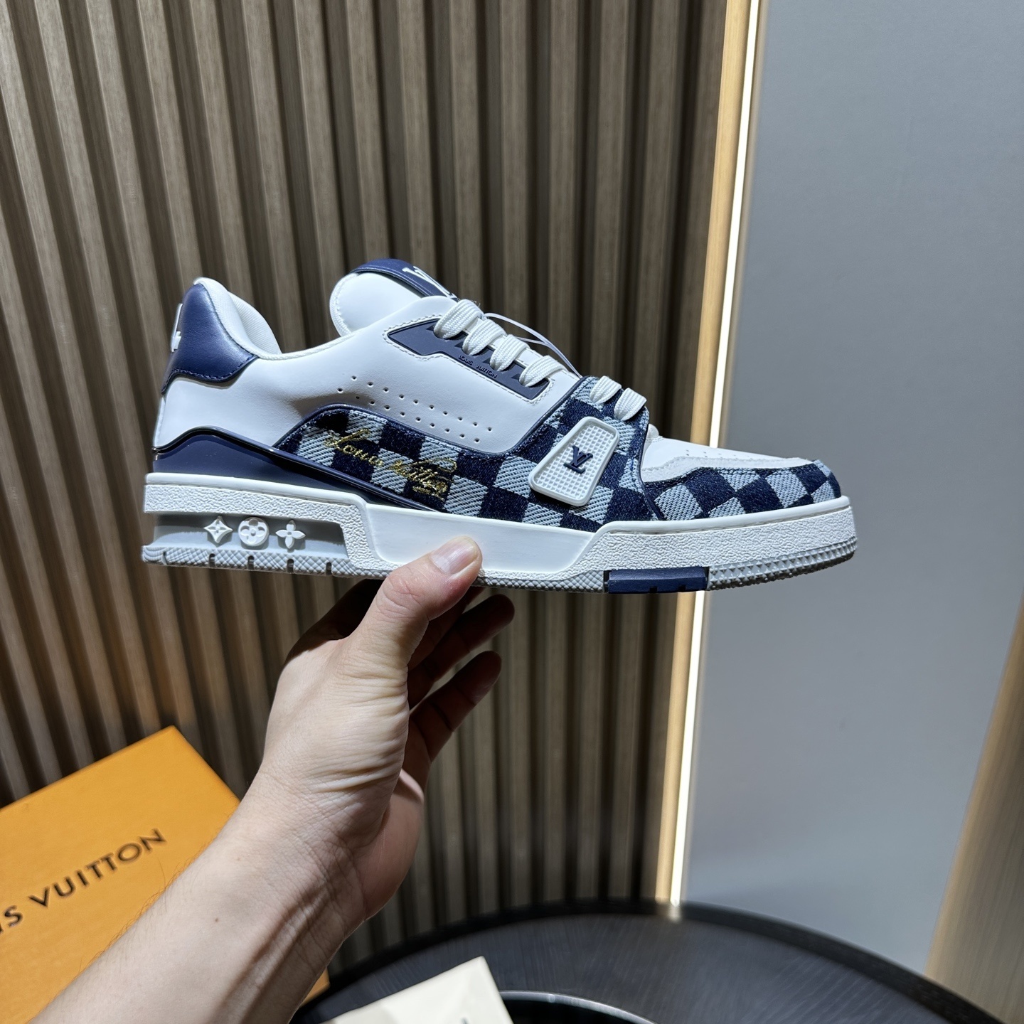 LV Sneaker 04