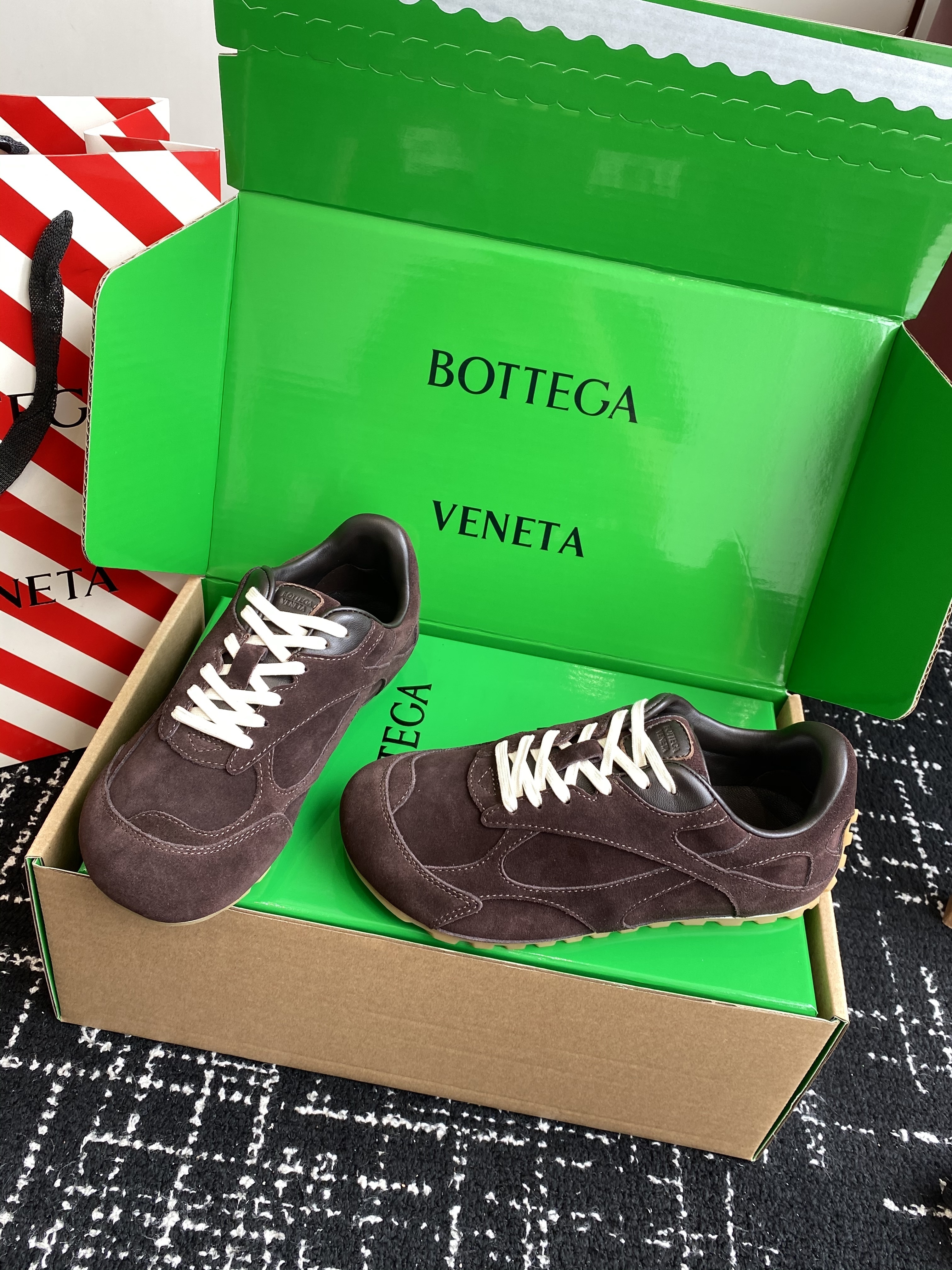 b0tt*ga Ven*ta sneaker 02
